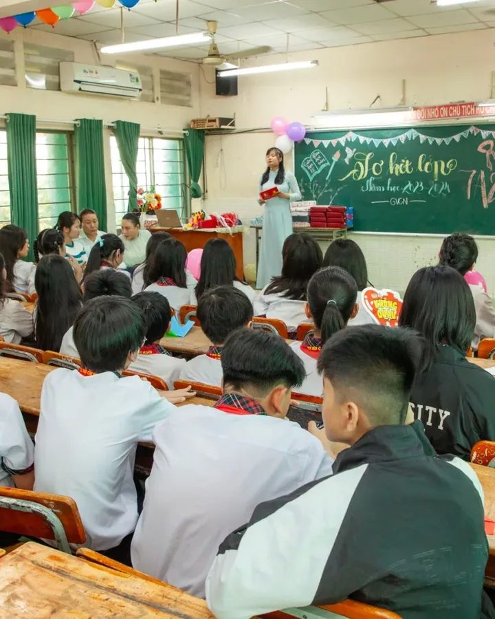 Thầy cô kèm từng em