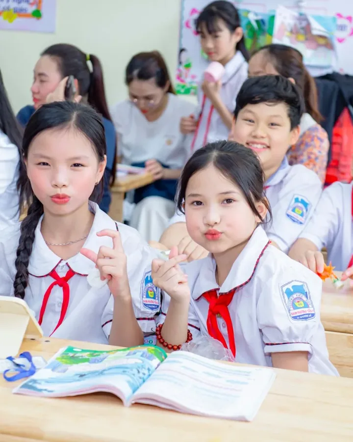 Phụ huynh đưa con đi học