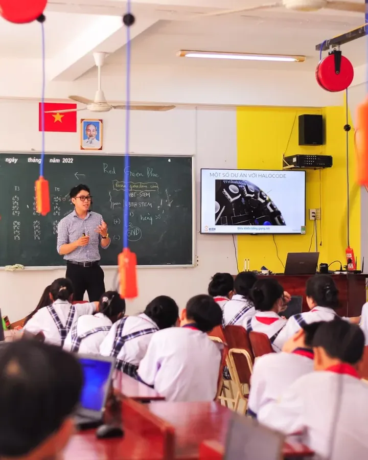 Sách vở trên bàn
